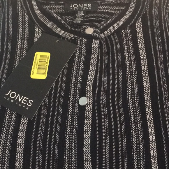 Jones New York Women’s Blouse NEW W-tags Size M Black ivory stripe button Down - Picture 2 of 8